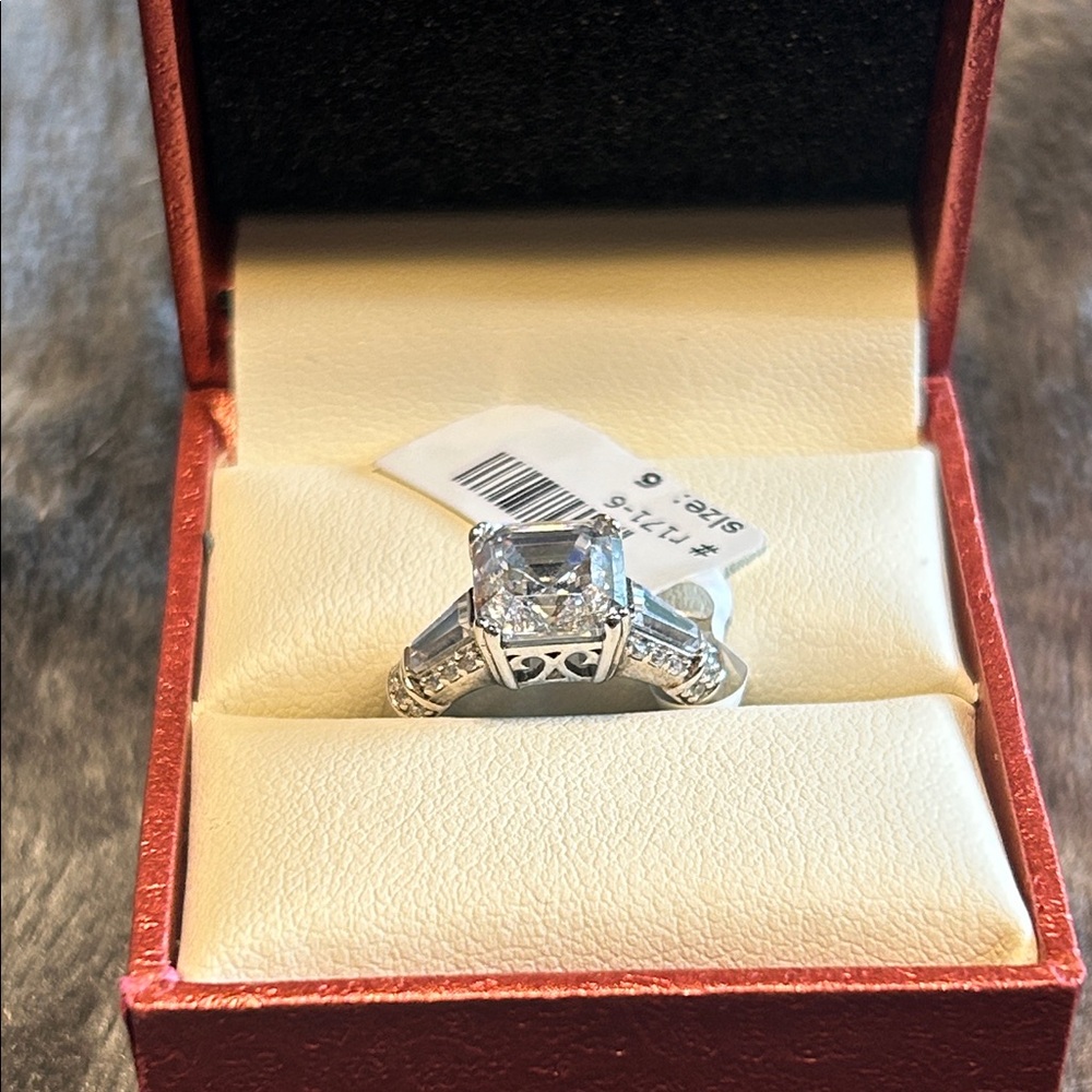 Elegant Silver Women's Ring size 6
